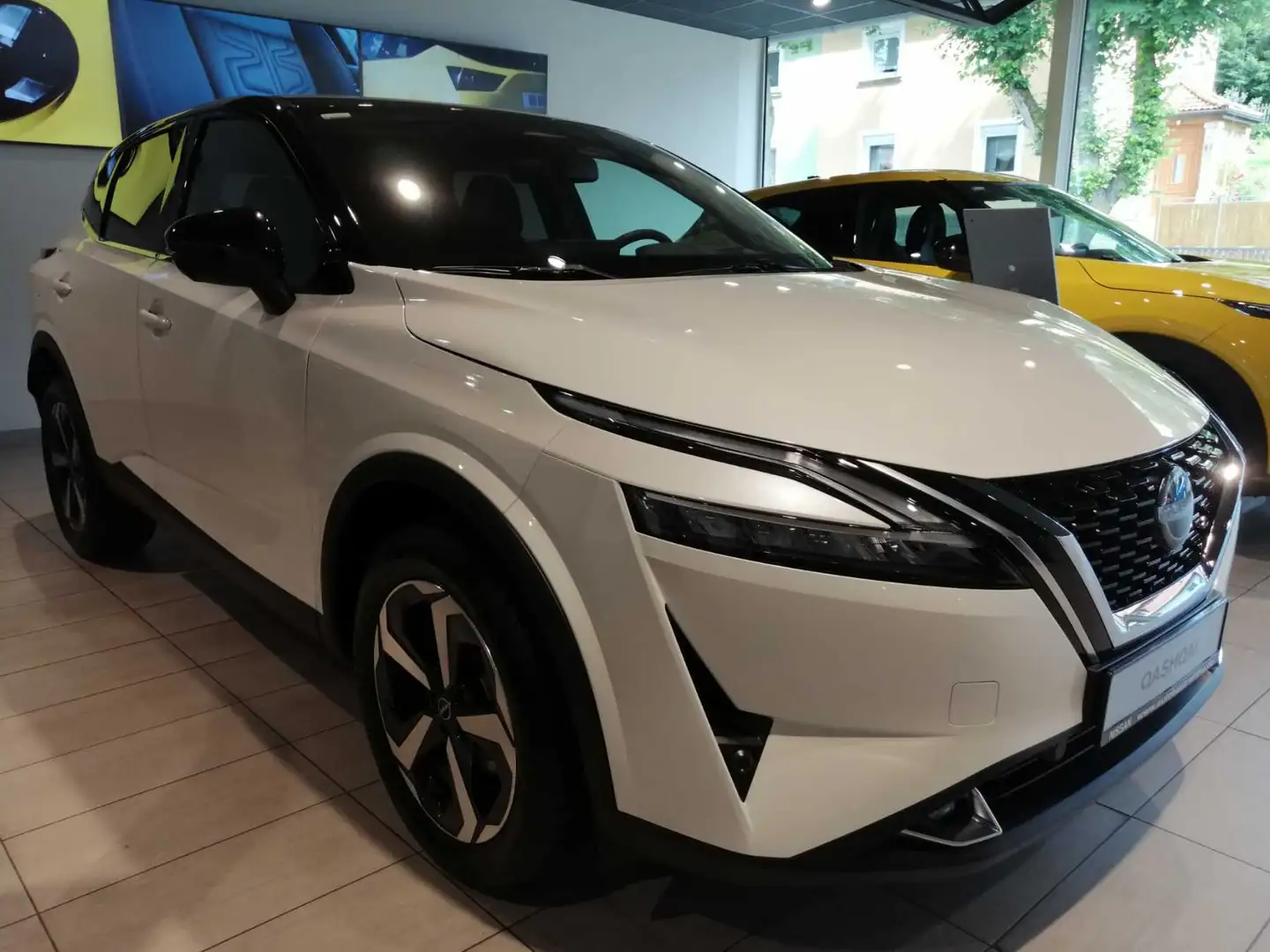 Nissan Qashqai MY22 N-Connecta 1.3 DIG-T MHEV Xtronic Schwarz - 1