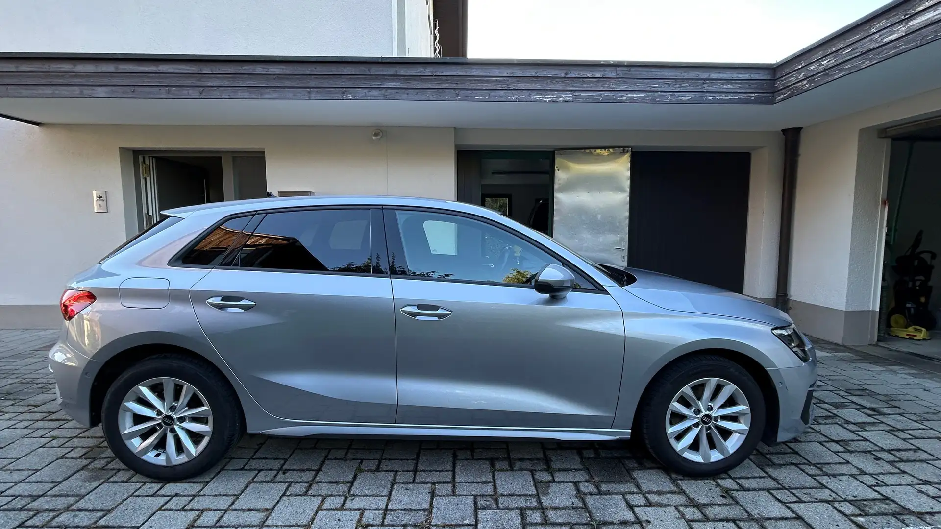 Audi A3 Sportback 30 TFSI intense Silber - 1