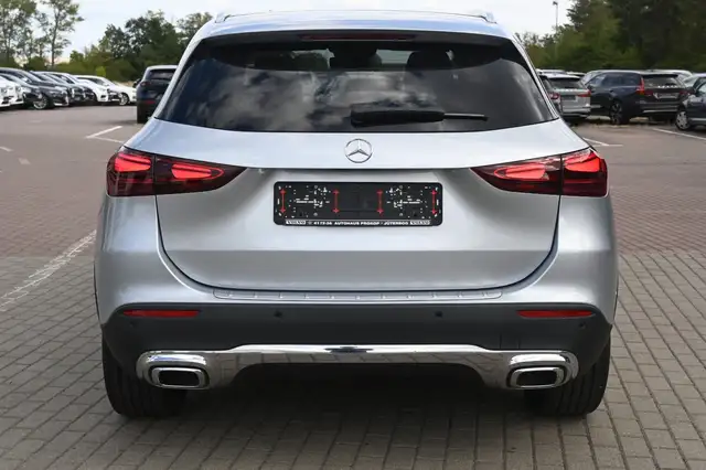 Mercedes-Benz GLA view 4