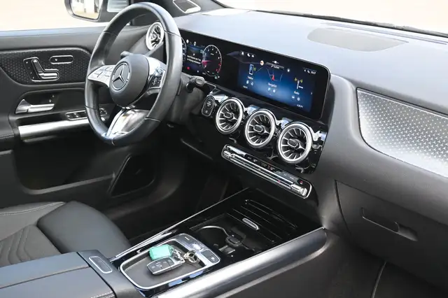 Mercedes-Benz GLA view 12