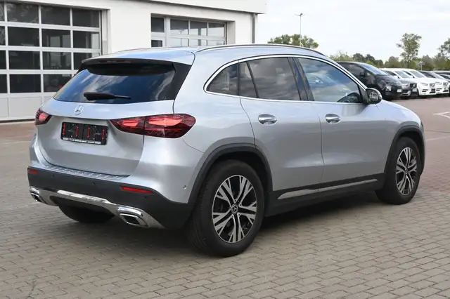 Mercedes-Benz GLA view 5