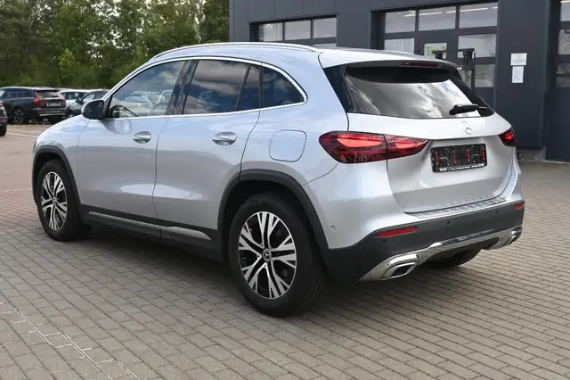 Mercedes-Benz GLA view 3