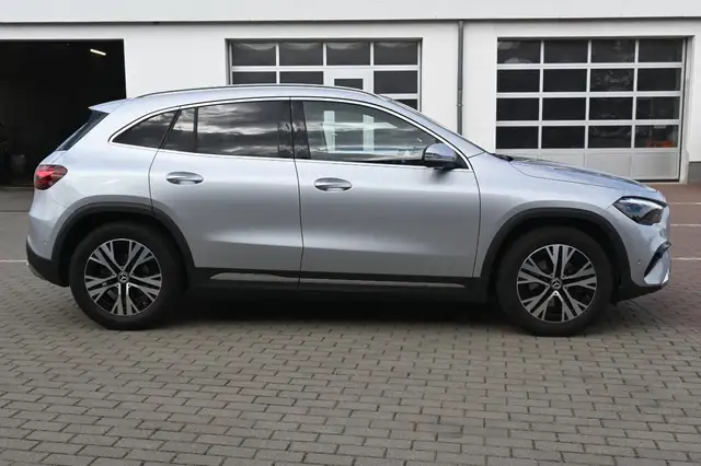 Mercedes-Benz GLA view 6