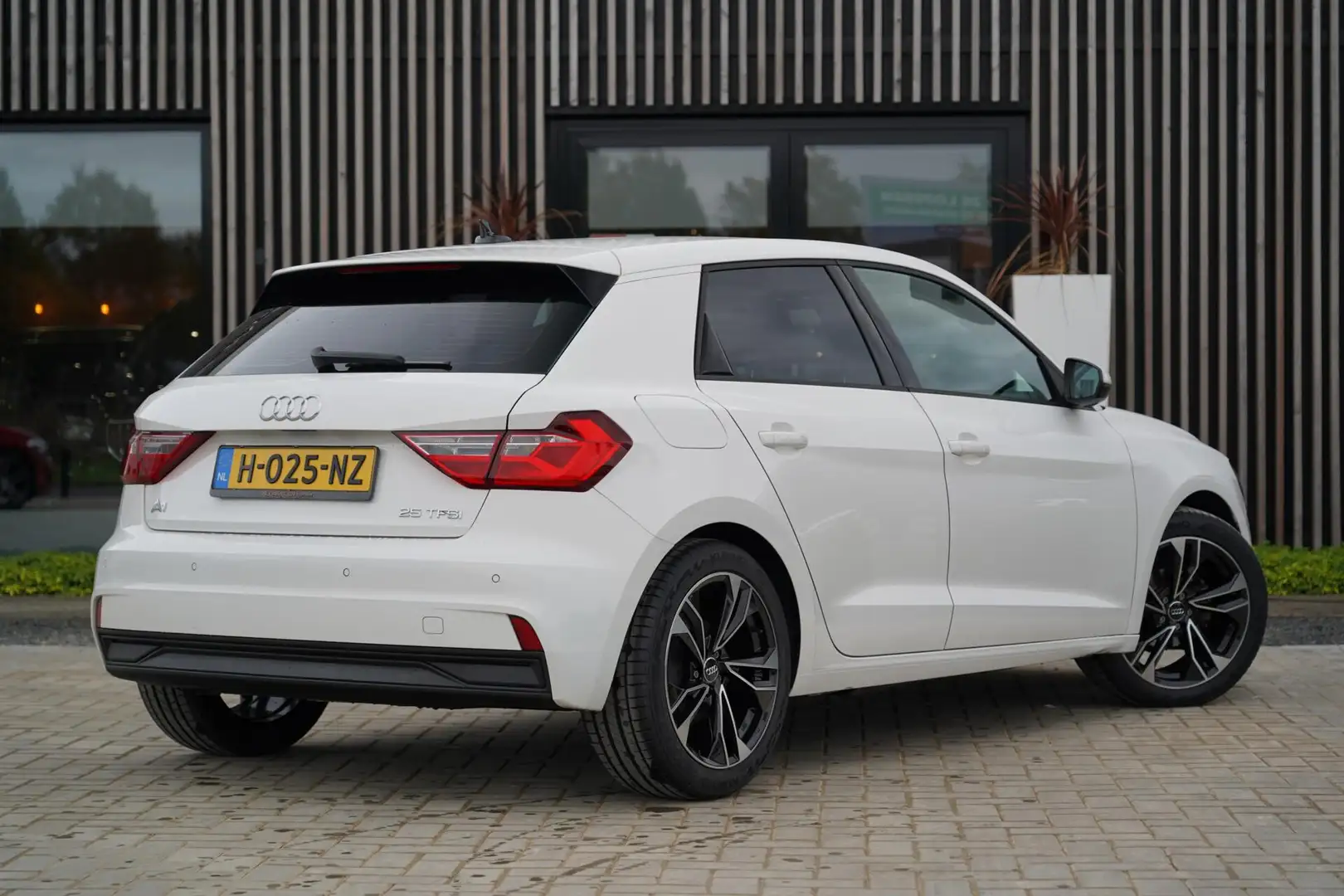 Audi A1 Sportback 25 TFSI Pro Line | Dealer onderhouden | Wit - 2