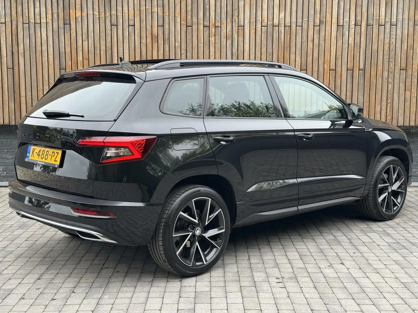Skoda Karoq 1.5 TSI Sportline Automaat | Panoramadak | LED | S Zwart - 2