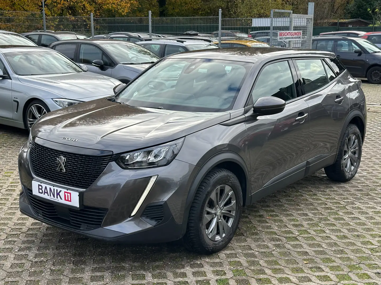 Peugeot 2008 1,2i*Navigationssystem*Klimaautomatik*AppleCarplay Grau - 1