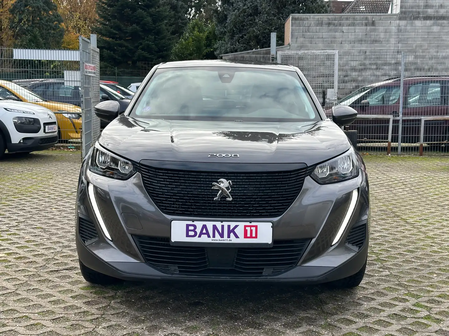 Peugeot 2008 1,2i*Navigationssystem*Klimaautomatik*AppleCarplay Grau - 2