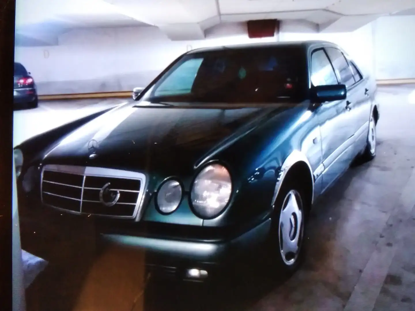 Mercedes-Benz 210/310 Vert - 2
