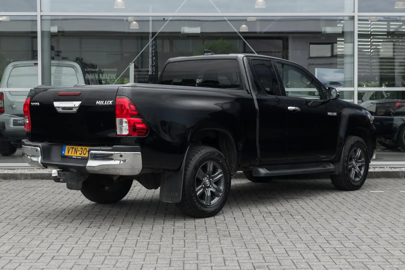Toyota Hilux 2.8 D-4D Xtra Cab Professional premium Schwarz - 2