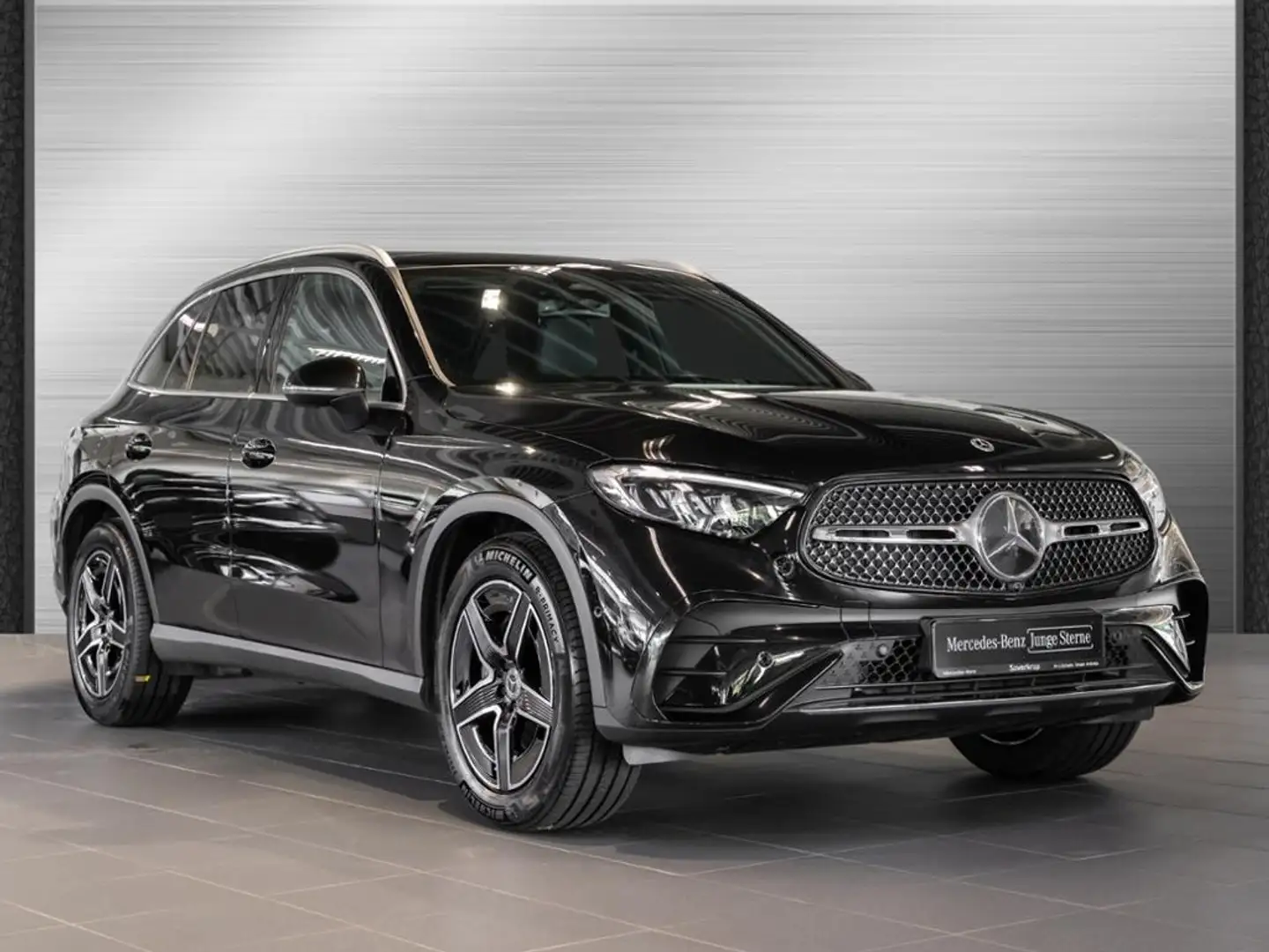Mercedes-Benz GLC 200 4M , AMG SPUR PANO AHK KAMERA PDC SHZ Schwarz - 2