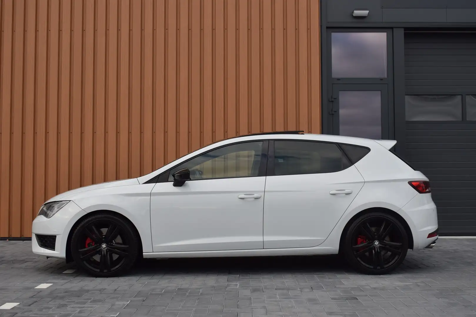 SEAT Leon 2.0 TSI DSG 265pk Cupra | Pano | LED | 19" Wit - 2