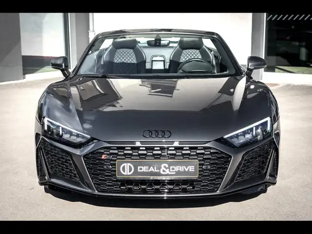 Audi R8 view 4
