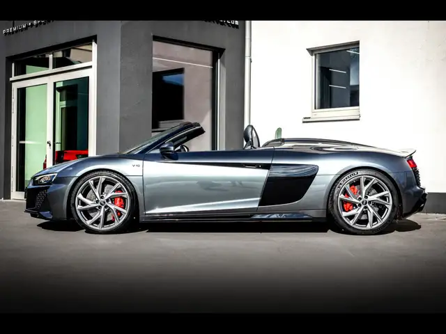 Audi R8 view 2