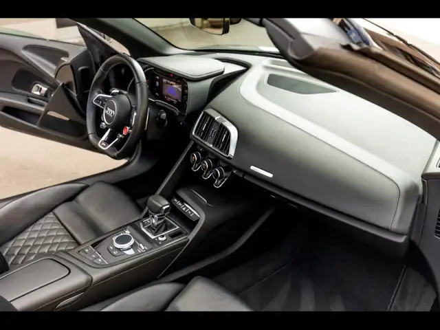 Audi R8 view 14