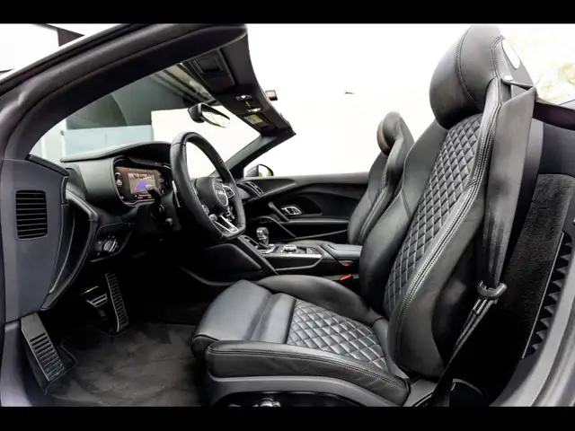 Audi R8 view 11