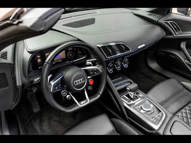 Audi R8 view 10