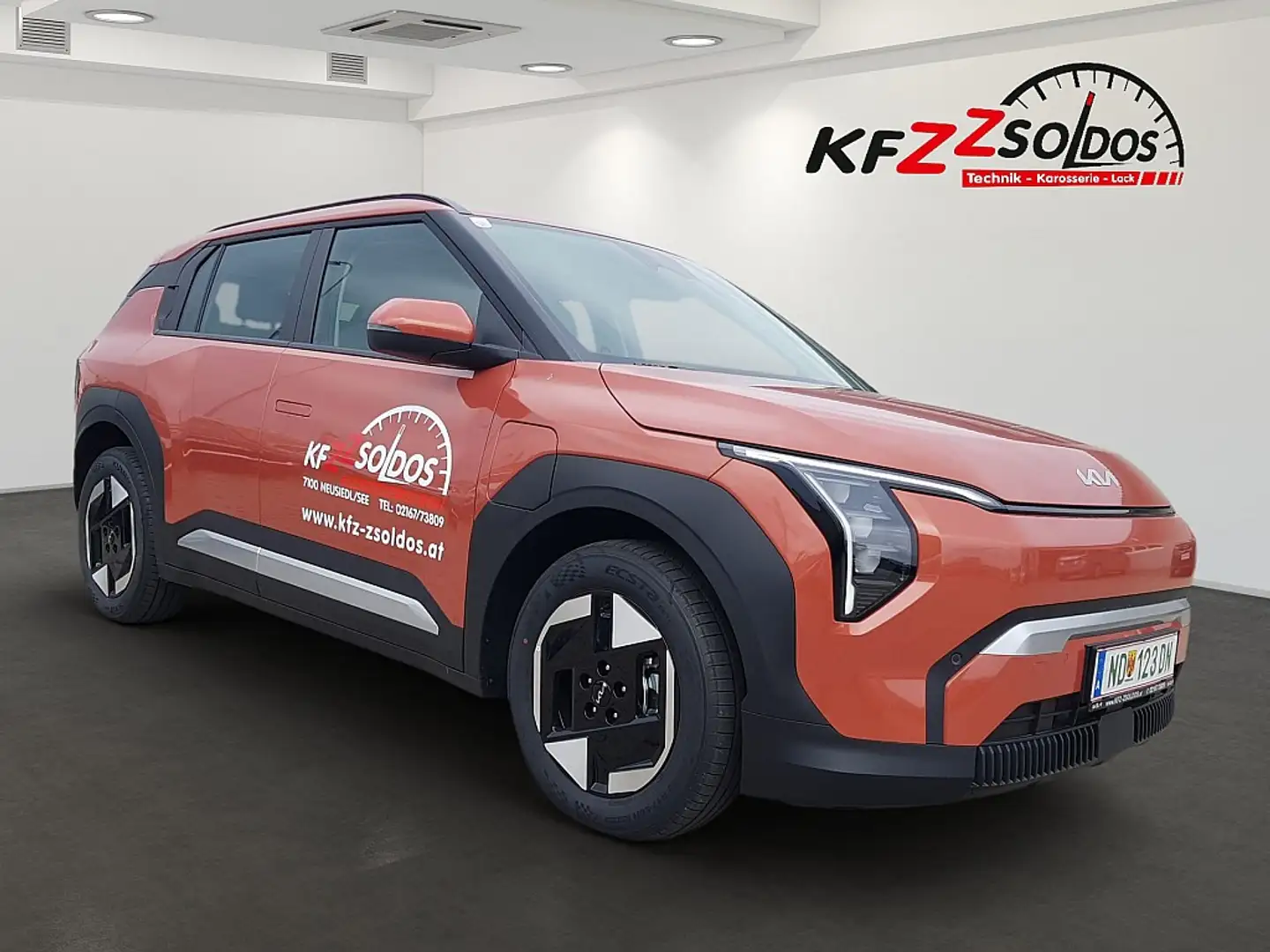Kia EV3 FWD 56,7kWh Standard Range Air Pomarańczowy - 2