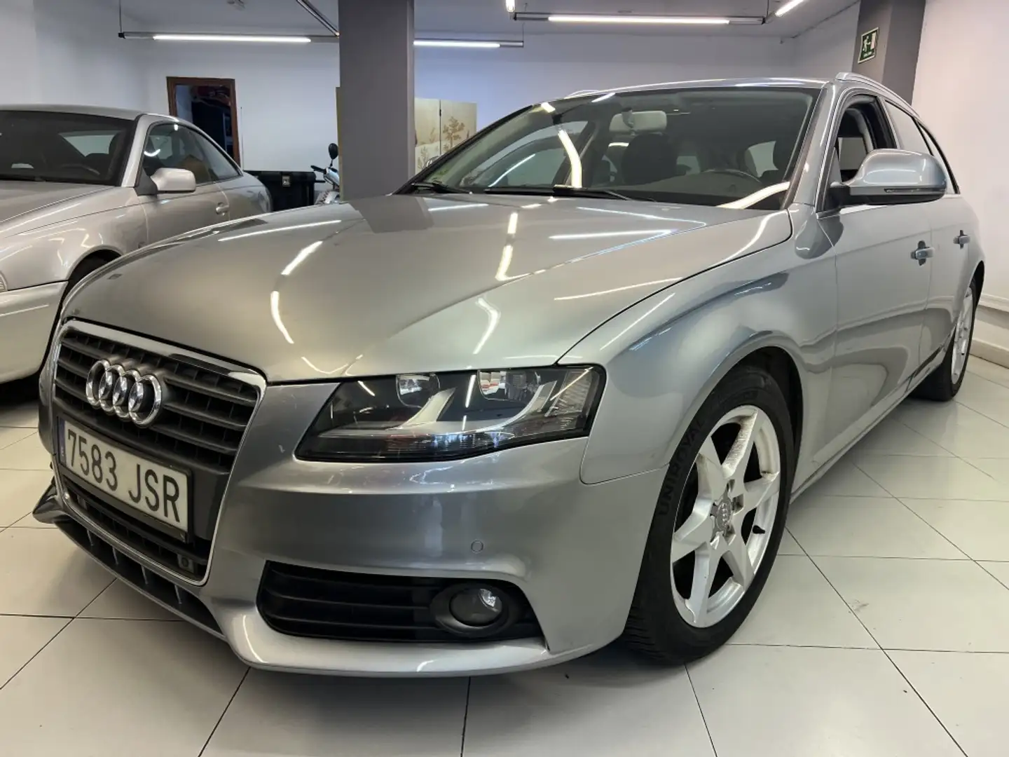 Audi A4 2.0TDI quattro DPF 143 Grau - 1