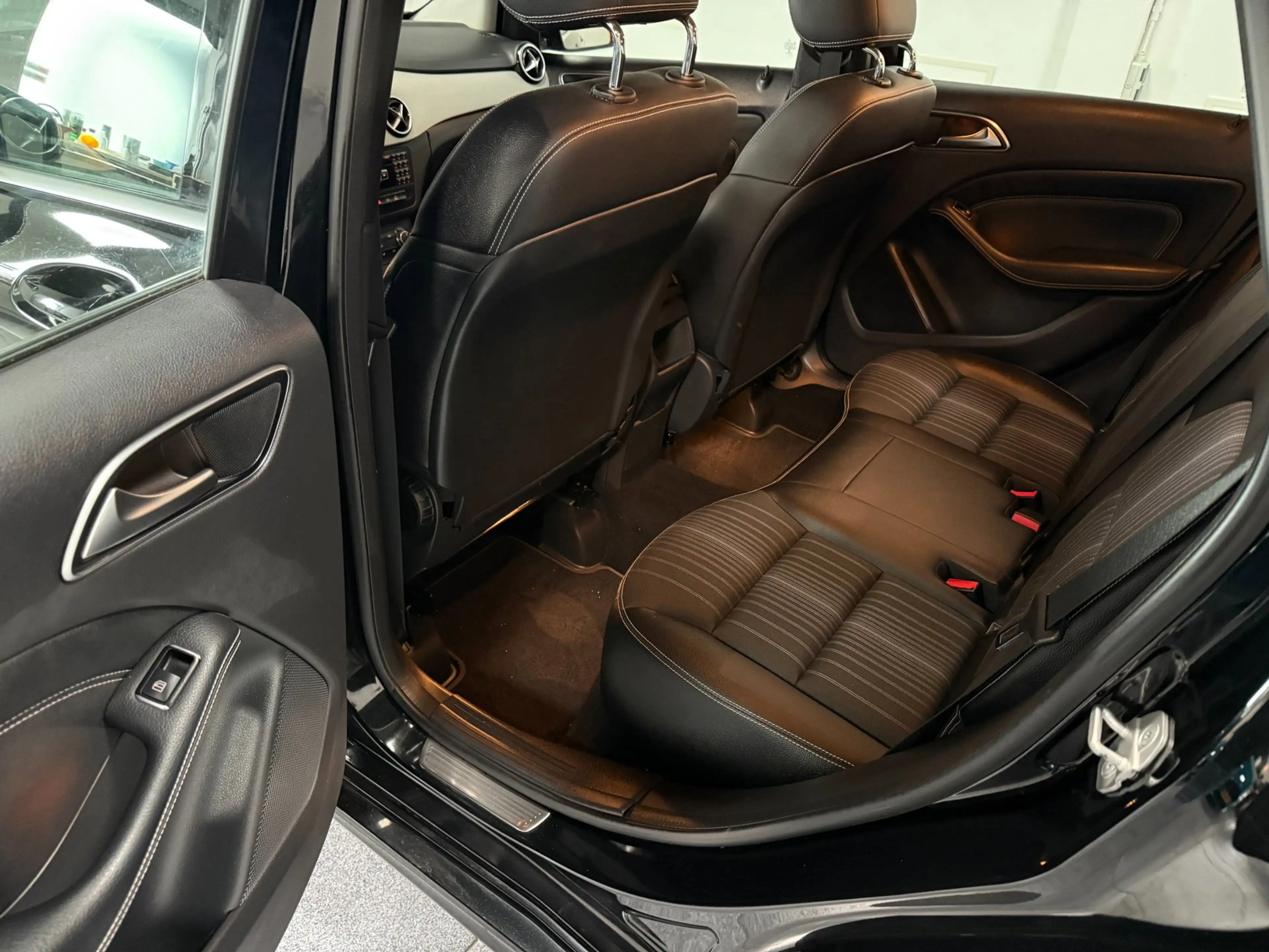 Mercedes-Benz B 180 Ambition Navigatie Ecc Dealer Auto! NAP BOVAG! — photo 12