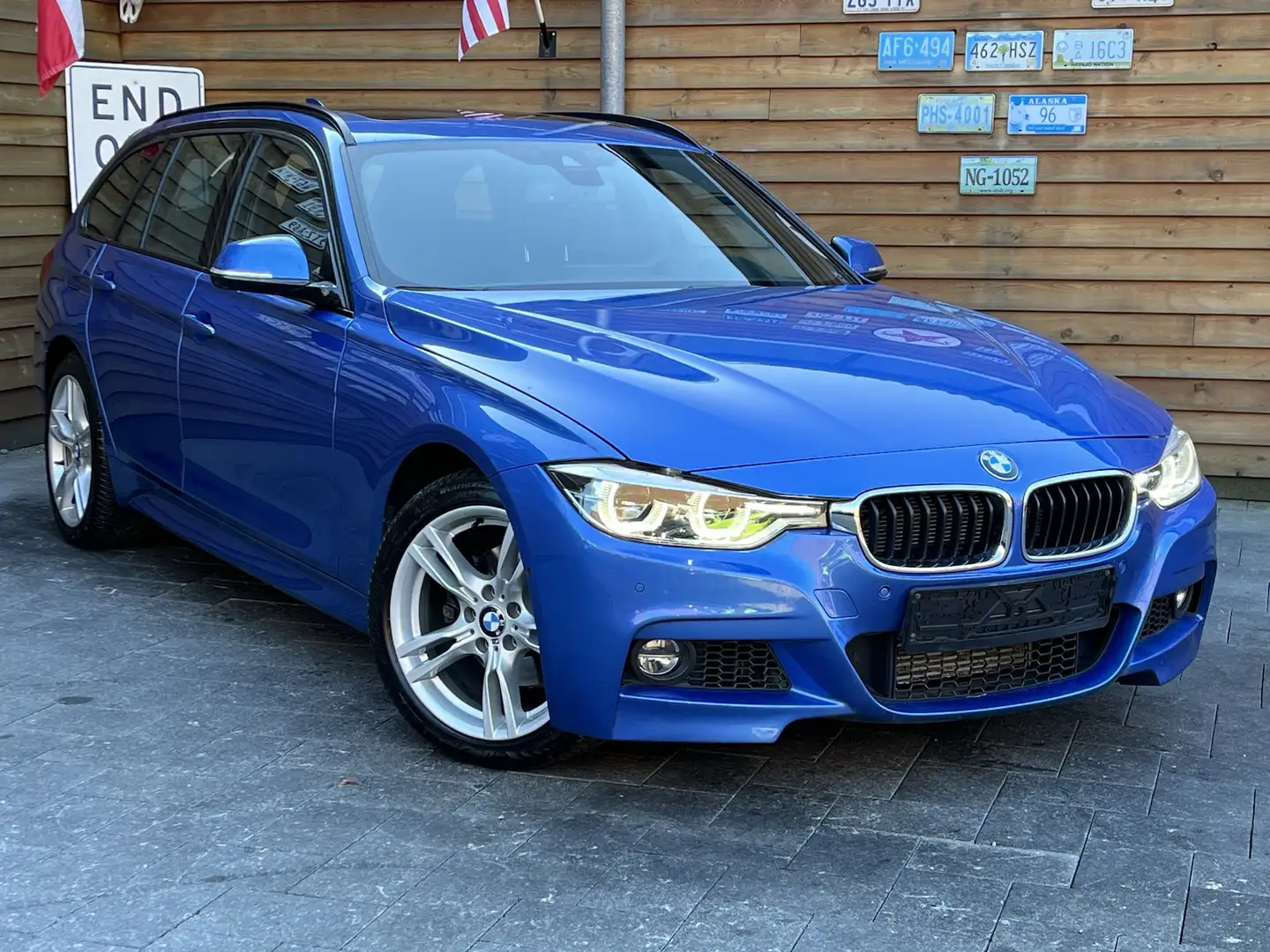 BMW 320 320d xDrive Luxury Line Pano HUD Leder Modrá - 2