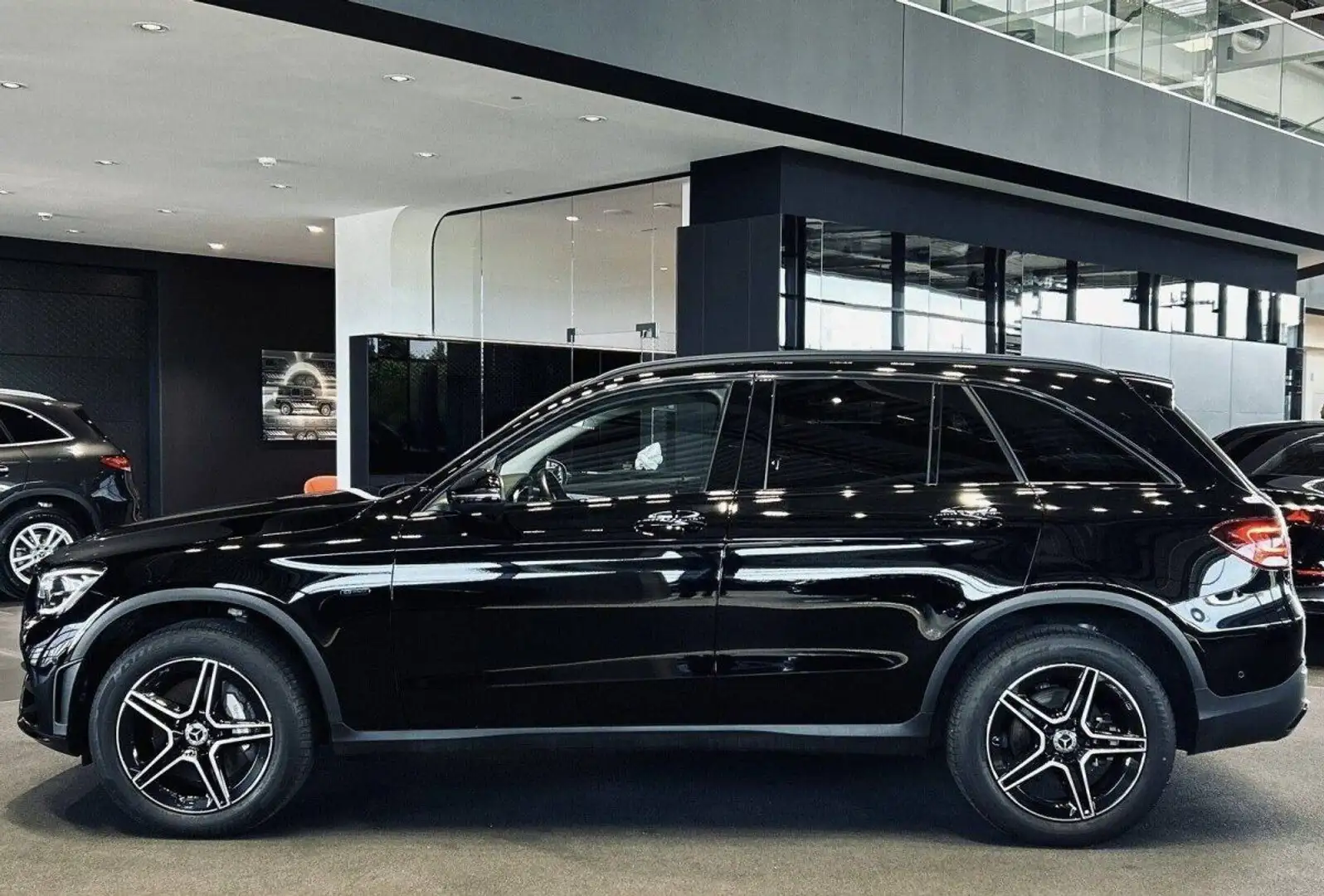 Mercedes-Benz GLC 300 300E 320 9G-TRONIC 4MATIC AMG LINE Zwart - 2