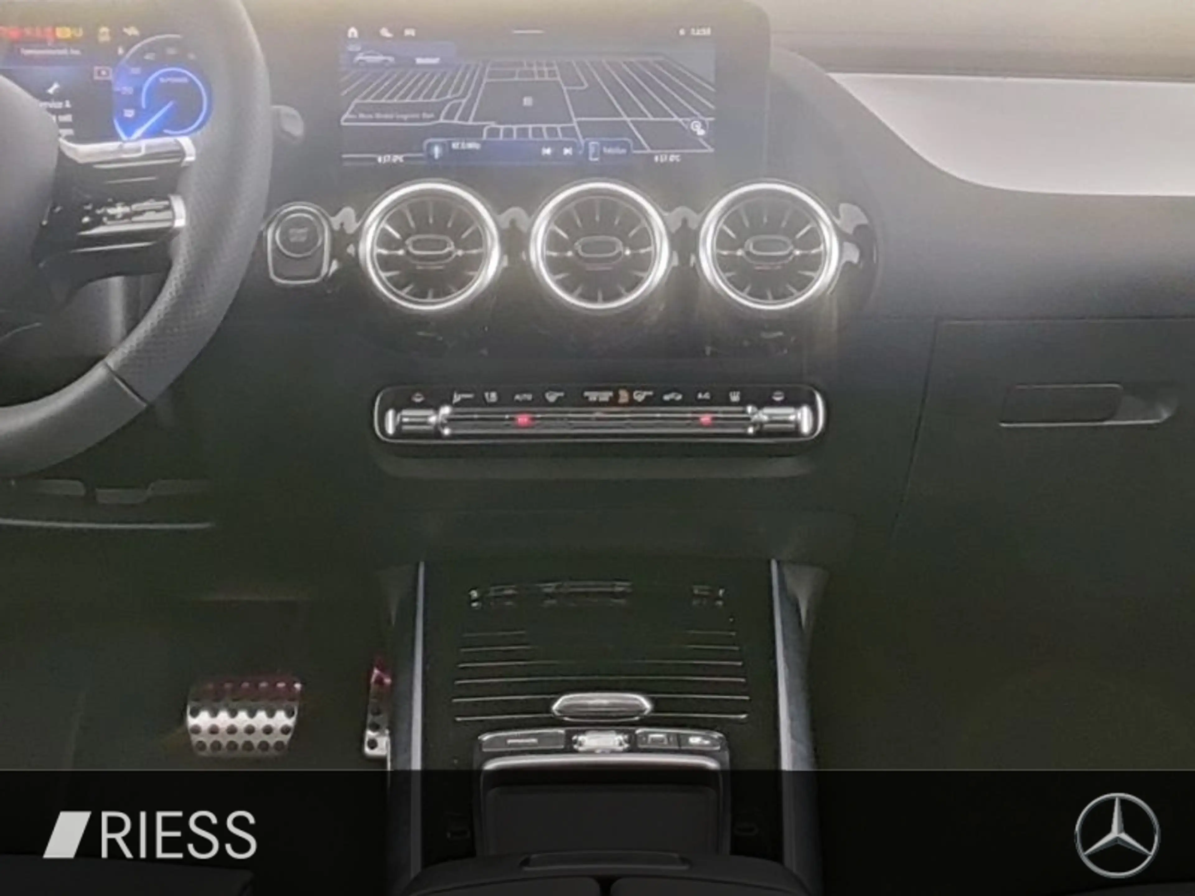 Mercedes-Benz EQA 350 4MATIC 360 AUT Kam. KeyLess KlimaA LED — photo 9