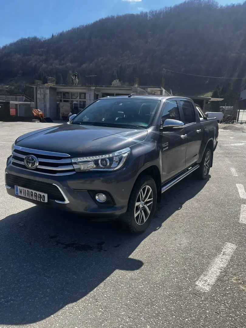 Toyota Hilux Invicible - 2