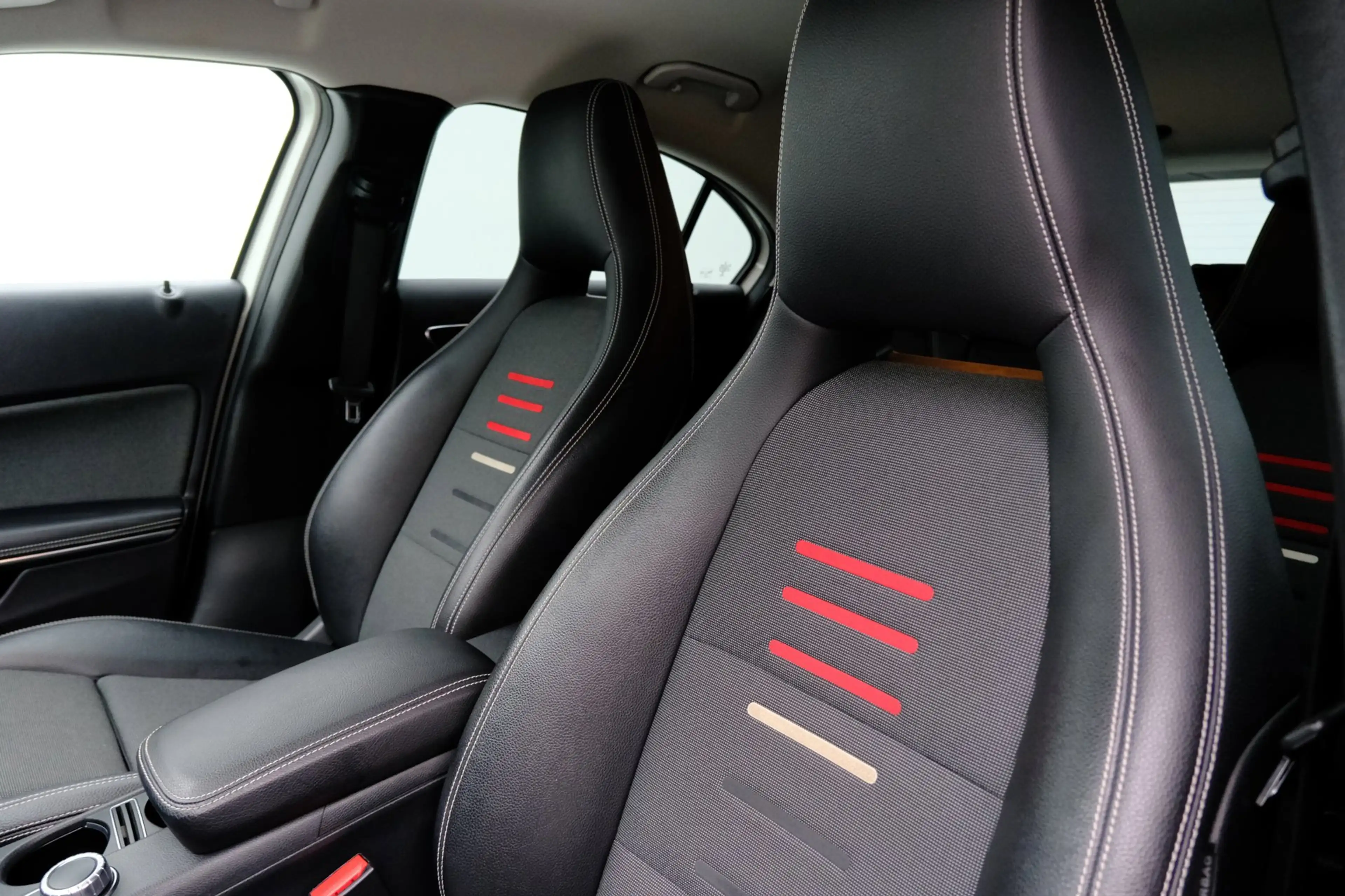 Mercedes-Benz A 180 PDC|Half Leder|Sportstoelen|18" LMV — photo 25