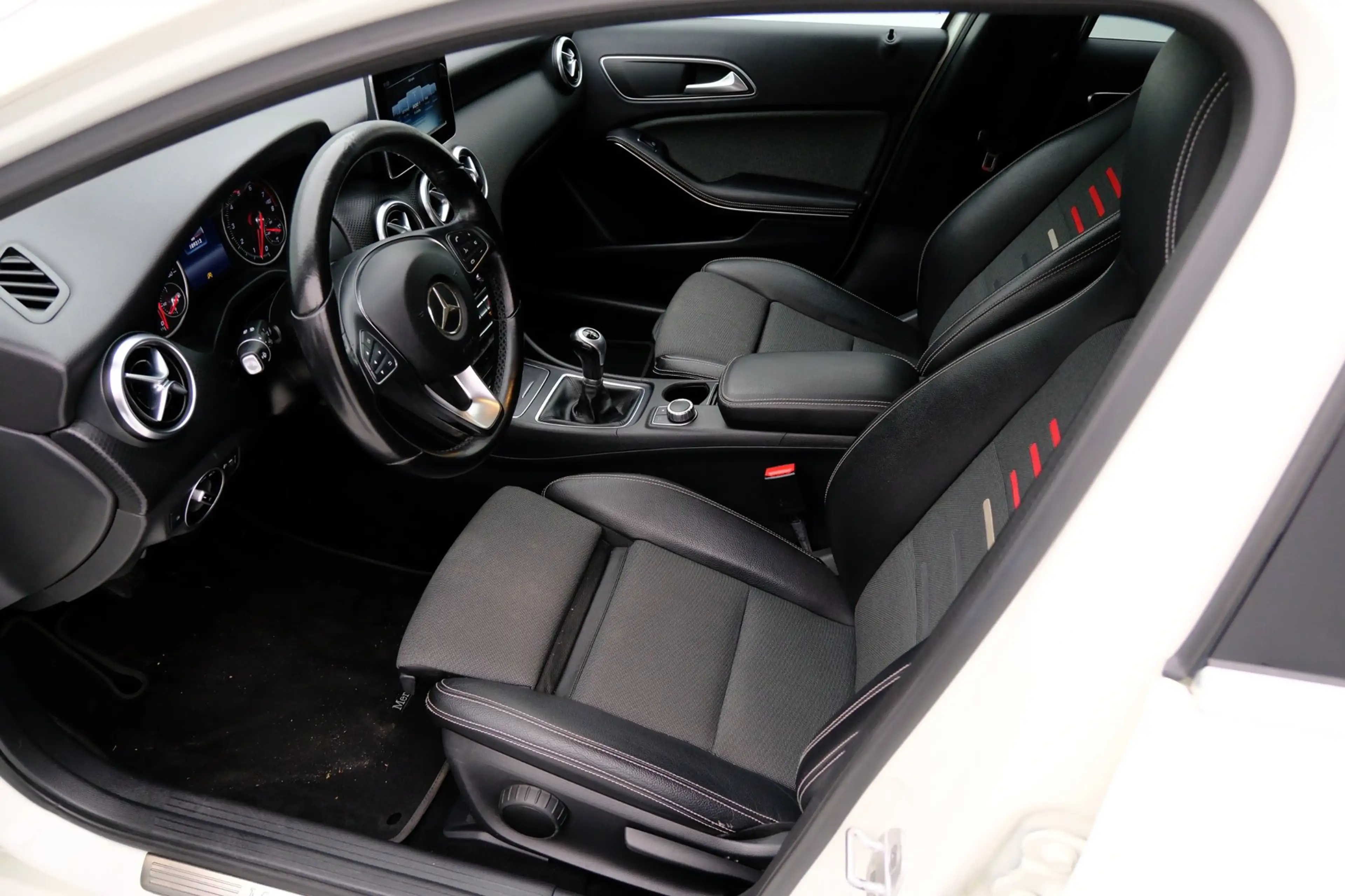 Mercedes-Benz A 180 PDC|Half Leder|Sportstoelen|18" LMV — photo 2
