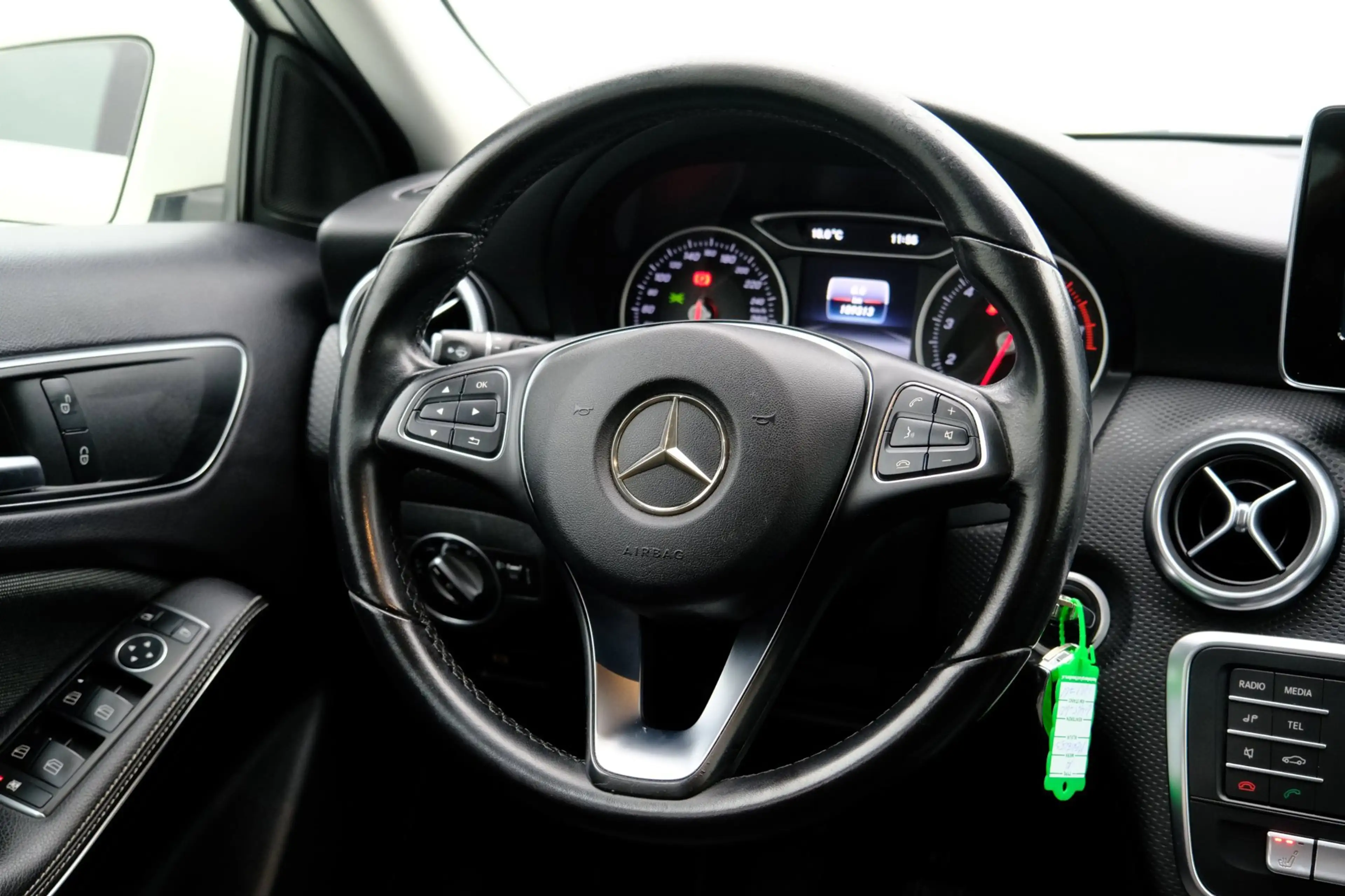 Mercedes-Benz A 180 PDC|Half Leder|Sportstoelen|18" LMV — photo 10