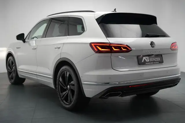 Volkswagen Touareg view 8
