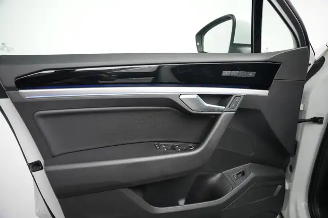 Volkswagen Touareg view 13