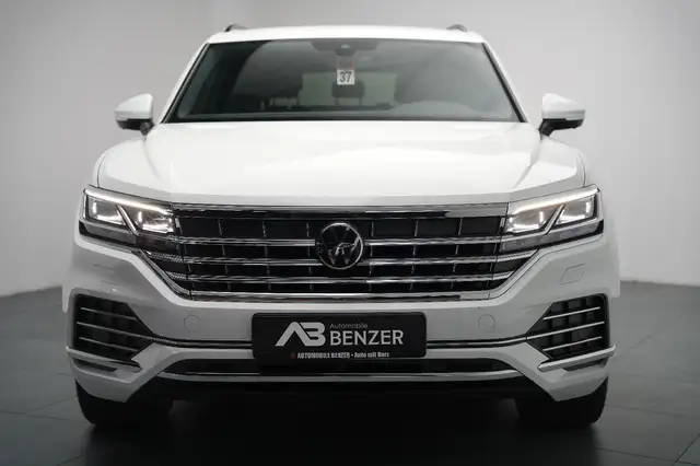 Volkswagen Touareg view 2