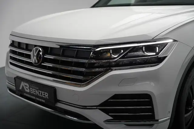 Volkswagen Touareg view 4