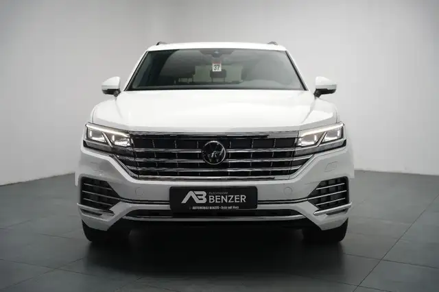 Volkswagen Touareg view 3
