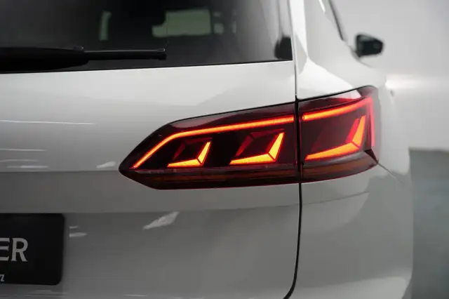 Volkswagen Touareg view 11