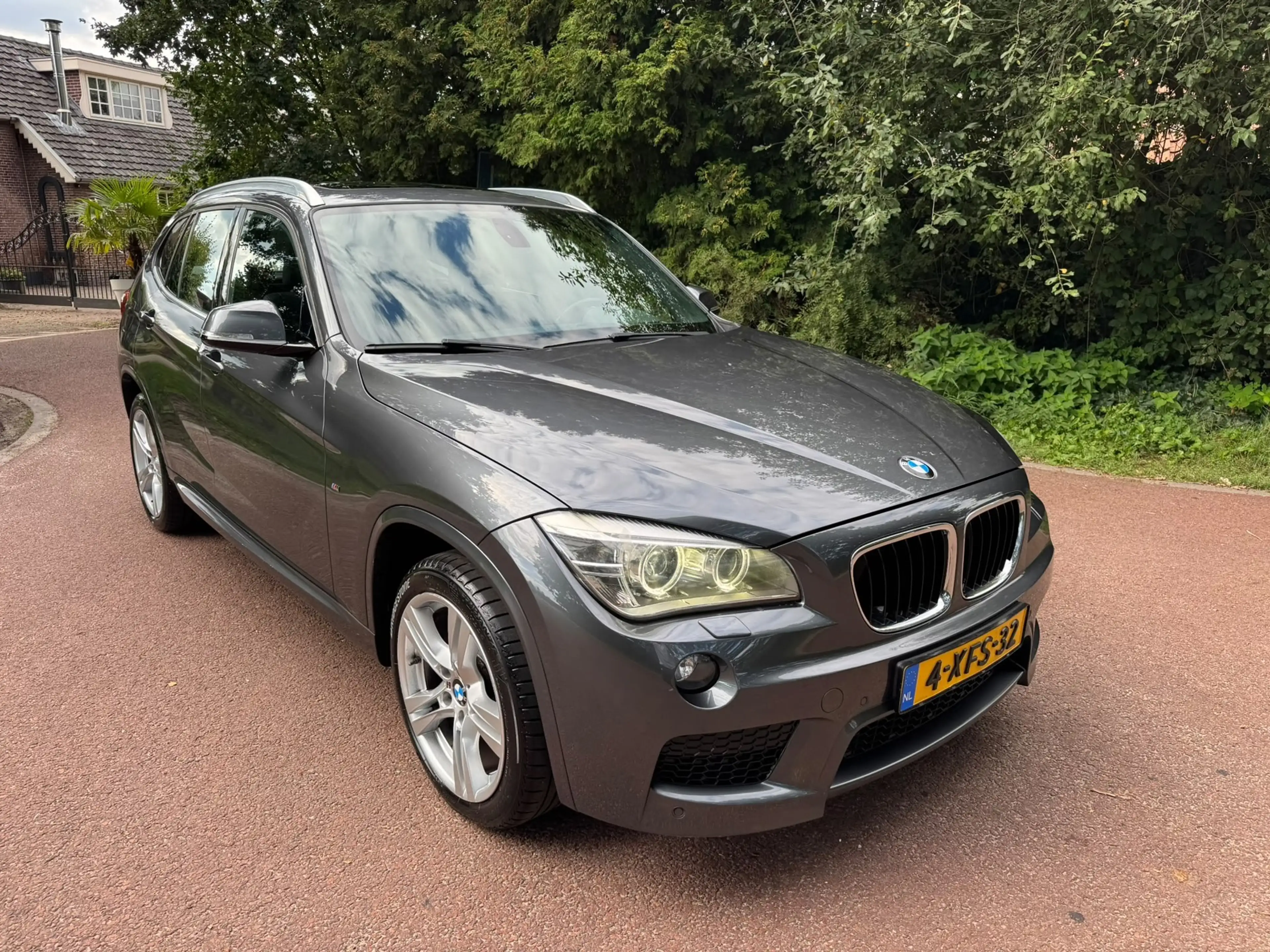 BMW X1 SDrive20i High Executive / Navi / Pano / Xenon / L — photo 9