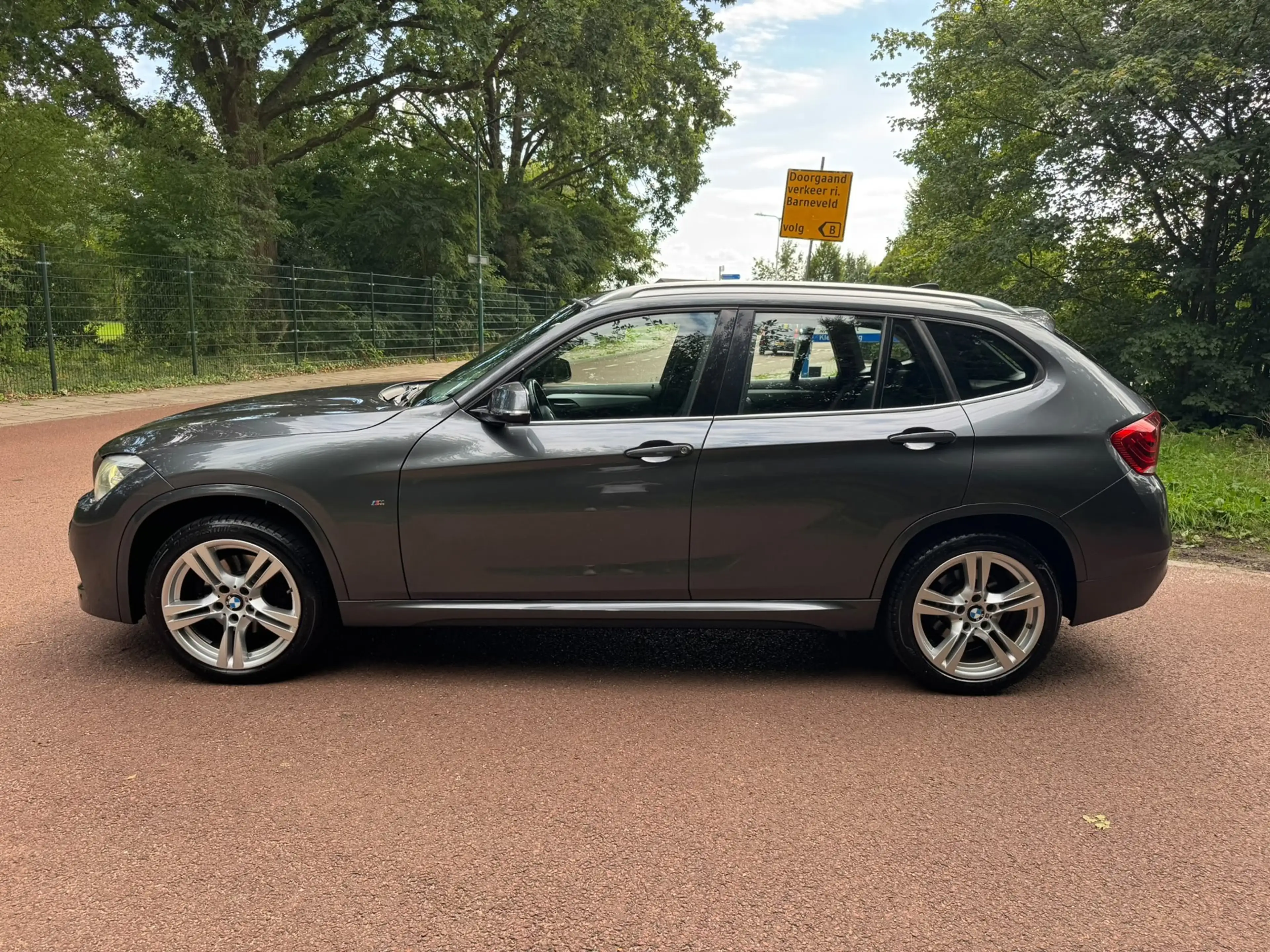 BMW X1 SDrive20i High Executive / Navi / Pano / Xenon / L — photo 3
