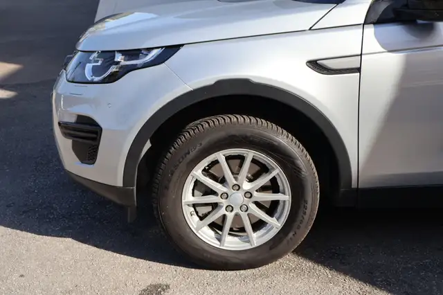 Land Rover Discovery view 10