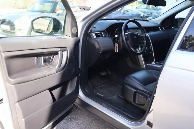 Land Rover Discovery view 11