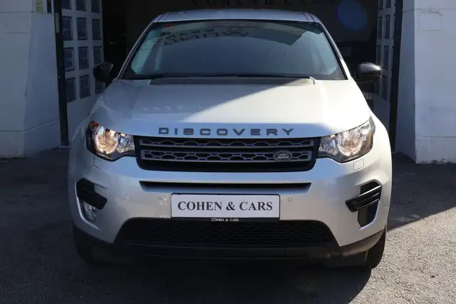 Land Rover Discovery view 3