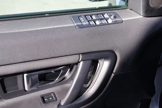 Land Rover Discovery view 12