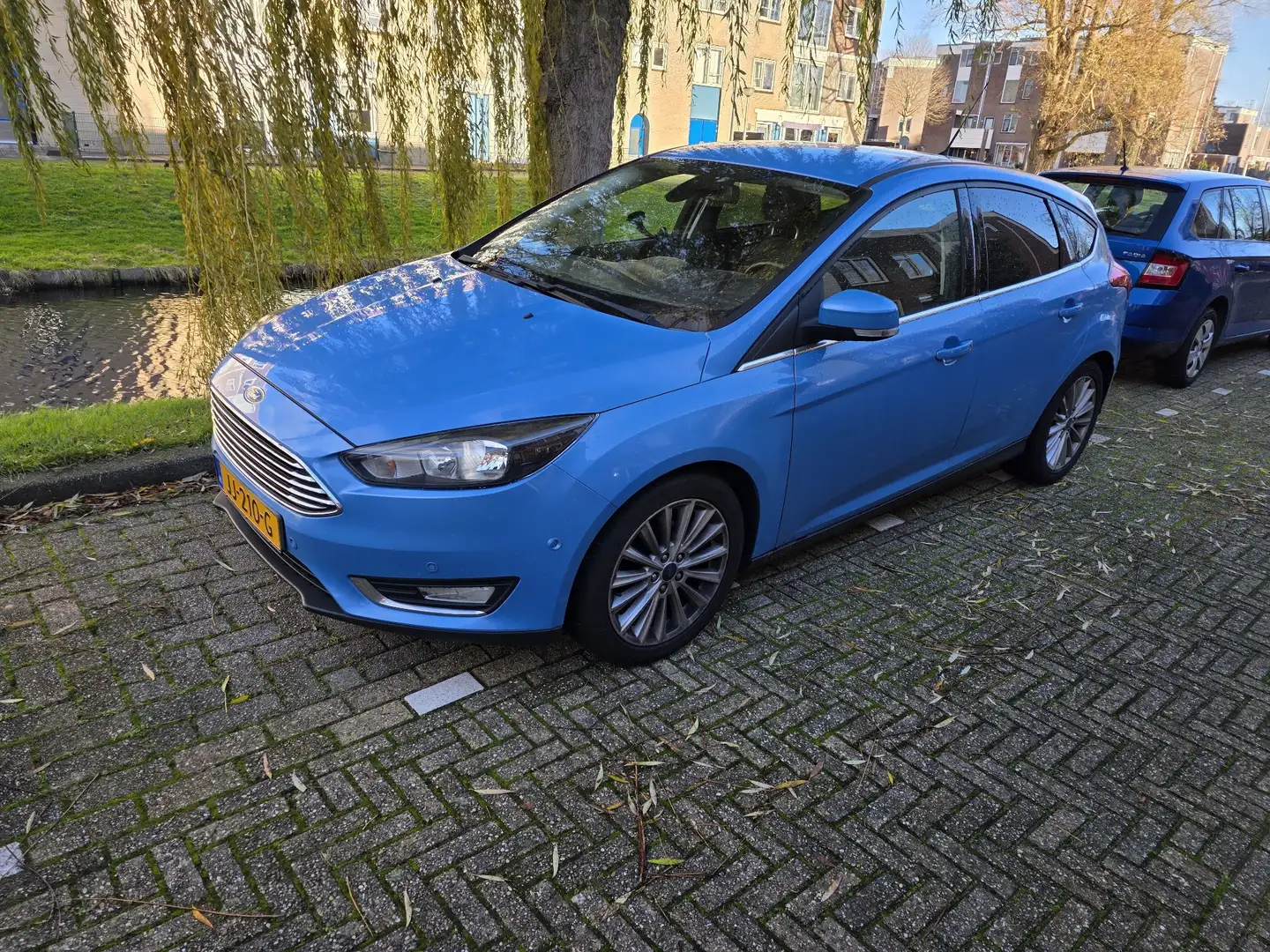 Ford Focus 1.0 Titanium Blauw - 1