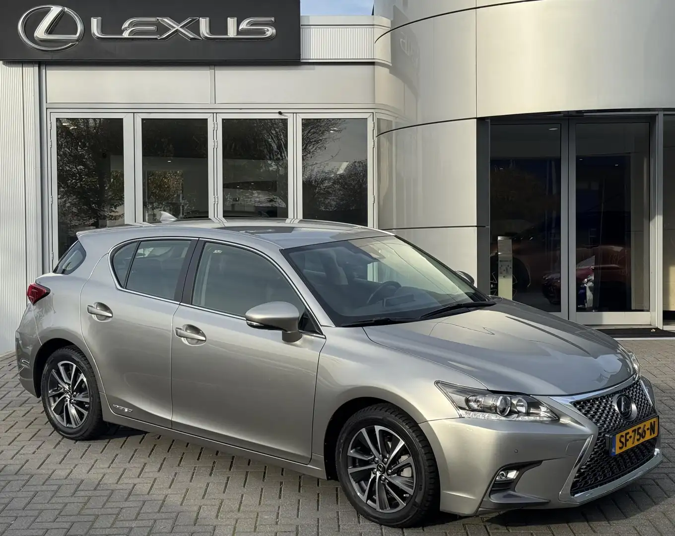 Lexus CT 200h Business Line NL-AUTO AD-CRUISE DAB+ PARK-SENSOR Grau - 1