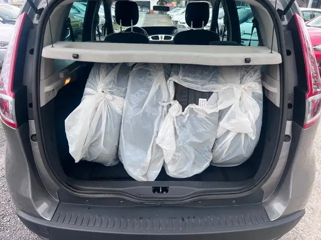 Renault Scenic view 16