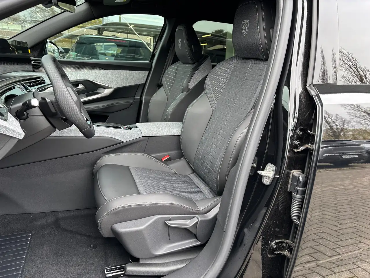 Peugeot 5008 GT 145 MHEV EAT 7-Sitz ACC Navi LED Kamera 15