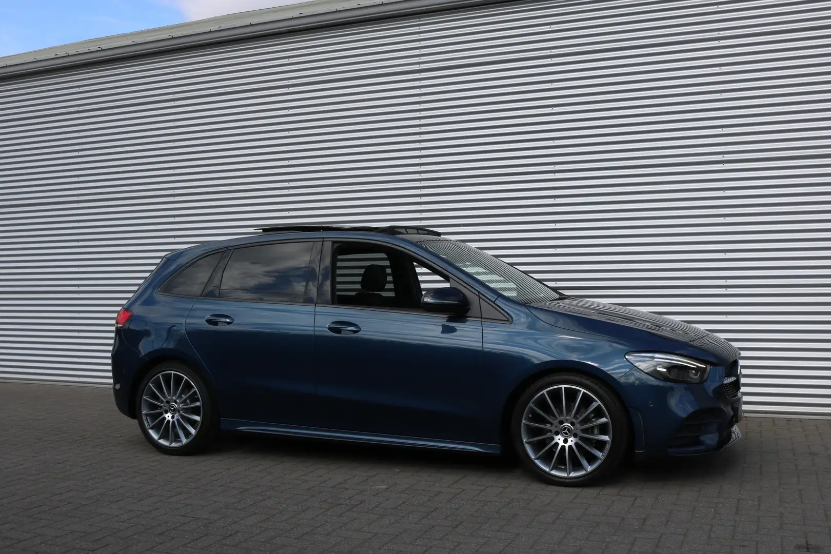 Mercedes-Benz B 200 AMG Pakket AMG Nightpakket (Panoramadak Sportleder Blauw - 2
