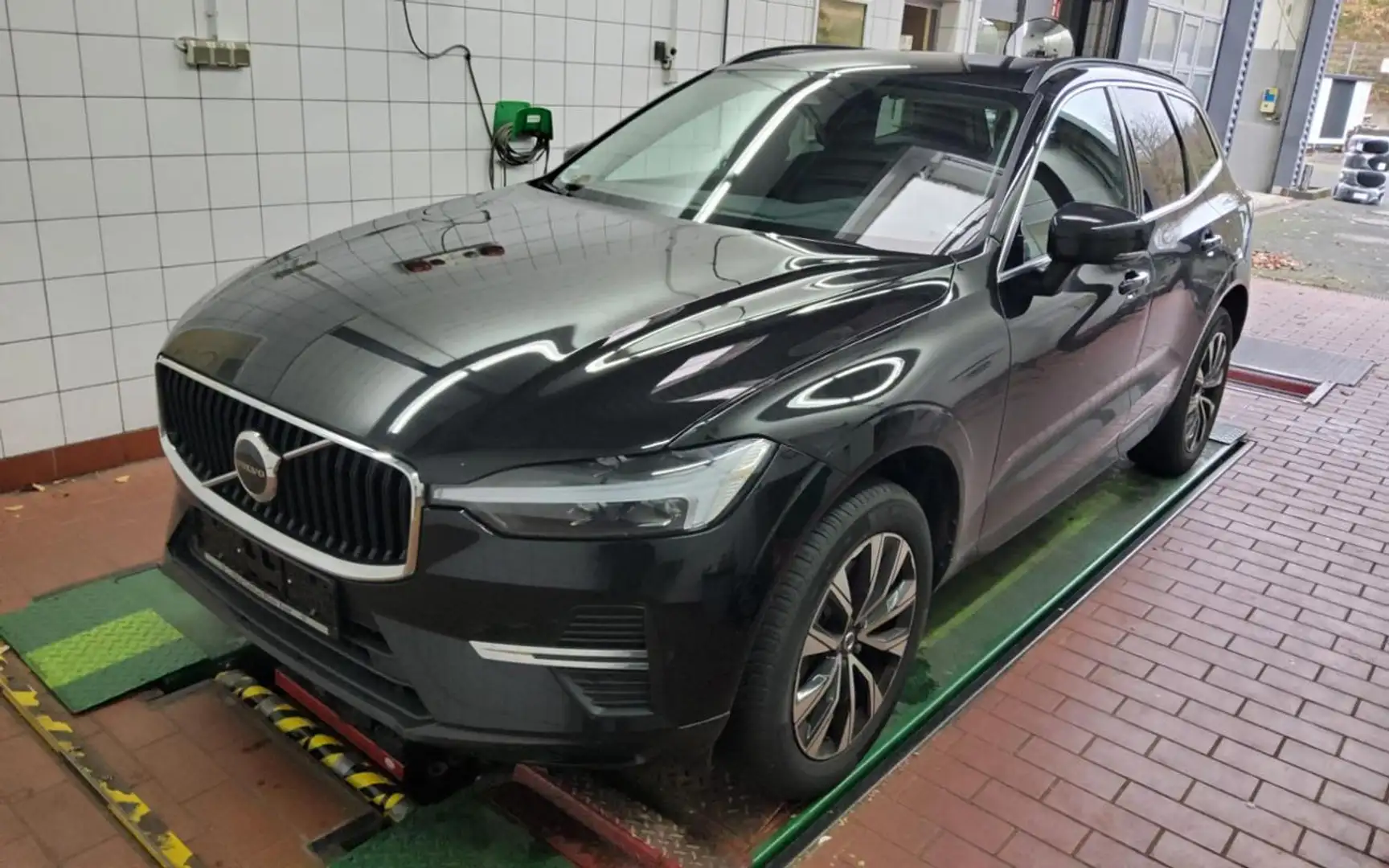 Volvo XC60 B4 Core+WINTERPAK+RFK+LM19+MET+DAB+NAVI+FAP Schwarz - 2