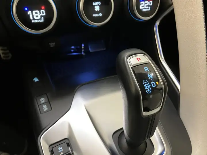 Jaguar E-Pace 2019, foto 27