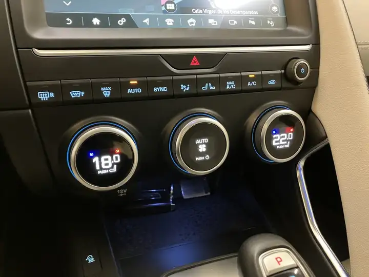 Jaguar E-Pace 2019, foto 14